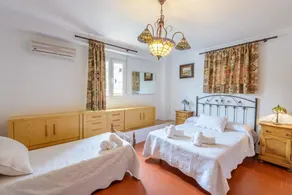 Stort familjehus med privat pool nära stranden - Image 5