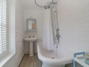 46 CROWTHERS HILL, pet friendly, with a garden in Dartmouth - Image 2