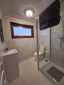 Waterside River Retreat - sleeps 6 guests in 3 bedrooms - Image 2