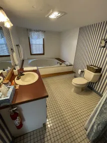 Honeymoon Suite with Jacuzzi Tub in Historic Inn - Image 2