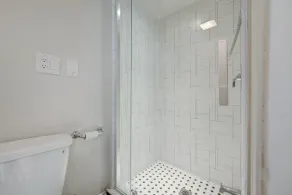 Trendy 2B, Minutes from DowntownToronto,by the Lake. Ideal for Long Term Stays! - Image 2