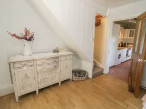 MEADOW VIEW, pet friendly, with a garden in Banbury - Image 3