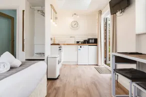 Cosy Studio Annexe Central Cheltenham - Image 3