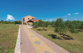 Eight-Bedroom Holiday Home In Pasman - Image 3