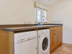 3 bedroom accommodation in Ashbourne - Image 2