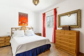 Chalet with air conditioning, pool, terrace, garden & Wi-Fi; pets welcome - Image 4