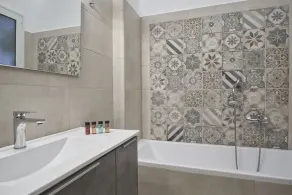 Stylish Apt in the City Center  - Image 4