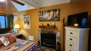 Tiny Mountain Cabin under the pines. Close to town. Dogs ok. - Image 5