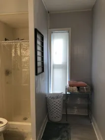 Cozy-Chic Urban Retreat - King bed, washer/dryer - Image 3