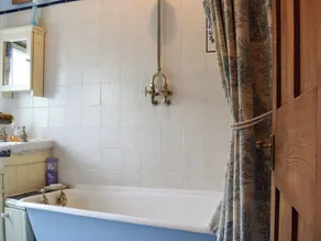 2 bedroom accommodation in Welton - Image 2