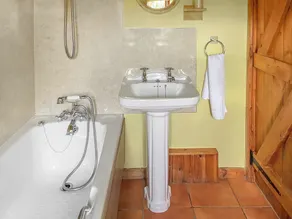3 bedroom accommodation in Preston Wynne - Image 4