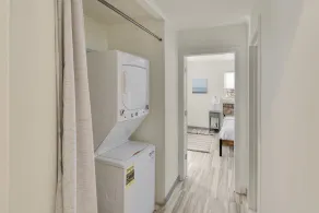 Cheerful 2-bedroom shore cottage with free parking - Image 2