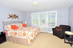 Aunt Bea's Bungalow - Pet Friendly - Hot Tub - Screen Porch - Wifi - Fenced Yard - King Bed - Town - Image 5