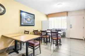 Brentwood inn & Suites - Lynchburg - Image 2