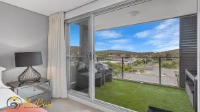 Shoal Bay Apartment one street back from the beach with water views - Image 5