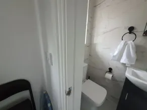 Private Room Sleeps 2 with Ensuite & Parking - Image 3