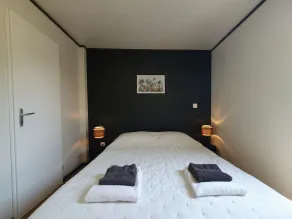 Luxury cottage with shared pool next to lake - Image 4