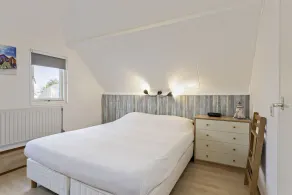 The beautifully decorated holiday home is located a short distance from the beaches in the front section of the green North Sea Park. - Image 5