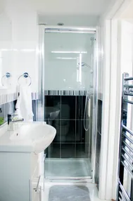 Spacious 5-Bedroom Home - Sleeps 11 & Free Parking - Image 3