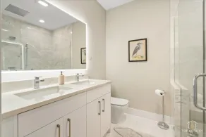 The Suite Spot • Eclectic • Modern • Central • Sleeps 6 - Image 2