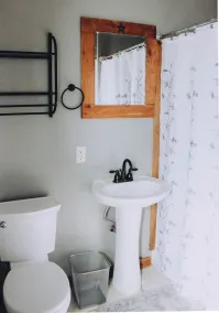 Quaint Cabin Experience in Jacksboro - Image 3