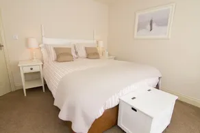 Et traditionelt sommerhus i det 16. århundrede smugling landsby Old Hunstanton. Det er blevet renoveret for at give komfortabel og stilfuld indkvartering til op til fem personer. Det er kun et par minutters gang til stranden, butikker og gode spisested... - Image 4