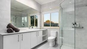 Spacious 3 bedroom family holiday house (sleeps 8) - Image 2