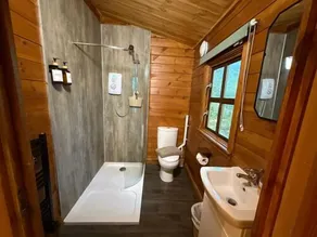 Woodland lodge - Image 3
