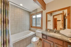 Luxe, emplacement et beaucoup d'équipements dans cette maison incroyable avec bain à remous - Image 4