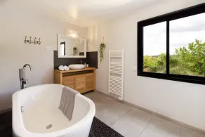 Villa-Baño en la habitacion-Vista a la Piscina-4 étoiles - Image 2