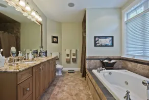 Njoy Luxury - MUST experience this exclusive and stunning lakeview home - Image 5