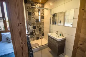 Chalet indépendant, à 350 m du centre de Samoëns, 5 chambres, spa, billard - Image 3