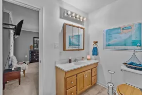 Walk to Beach • Hot Tub • Pool Table • Ideal for Long Stays - Image 3