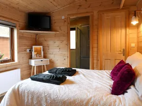 Astbury Falls Luxury Retreats - Image 3