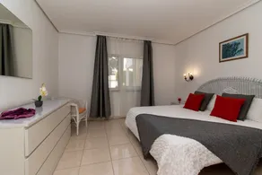 Modern 1 apartment with communal pool - Image 5