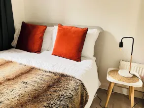Stylish & Bright Chiswick flat-close to subway - Image 5