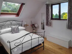 1 bedroom accommodation in Upton - Image 3