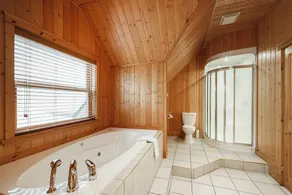 ChaletsOais Luxury lakefront 5 bedroom log home with private hot tub - Image 5