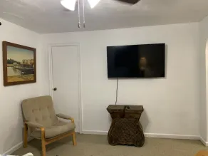 Beach Side Studio #2 - Pet Friendly, WiFi, Off-Street Parking, Large Smart TV - Image 2