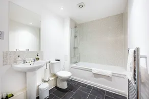 Garland Modern Central City Apartment London-Close to Station - Image 2