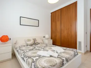Apartment with pool and parking sea views - Image 4