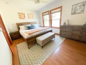 Relaxing Refuge: Lakefront Cottage - Image 2