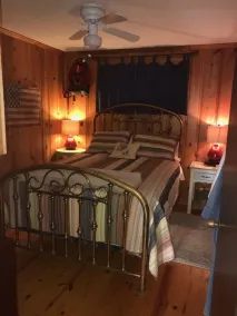 Quaint two bedroom cabin just a few steps away from and on Mountain Rest Lake. - Image 4