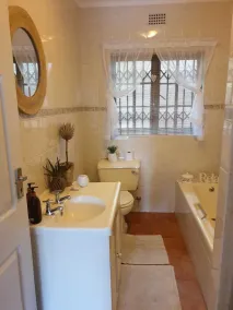 Sunny family home in the winelands - Image 3