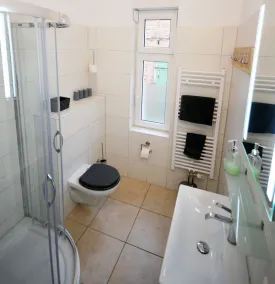 Large apartment in an old, former 19th century manor house. Facilities for our guests: large new windows, a spacious kitchen with TV and dishwasher, locker with 8 lockable compartments, communal washing machine and a large balcony. - Image 3