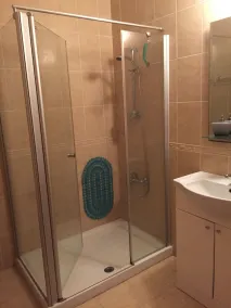 2 Bedroom Ground Floor Apartment Close to Shops, Restaurants, Old Town and beach - Image 3
