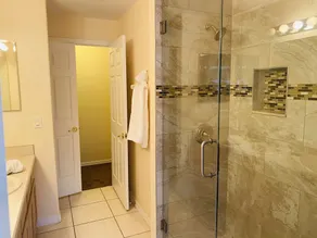 Annes Luxury Pool Home - Image 5