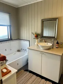 Crystal Cottage, Netflix, Close to HAWKS & city - Image 4