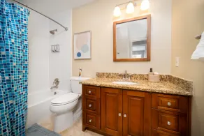 Quiet Convenient pool home, centrally located - Image 2