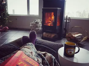 Lugn, modern reträtt med avlägset bergsutsikt, Bastu, vedspis - Image 2